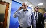 Le ministre de la Défense Avigdor Liberman arrive à la conférence gouvernementale hebdomadaire au bureau du Premier ministre de Jérusalem, le 11 mars 2018 (Crédit : Marc Israel Sellem/Pool)
