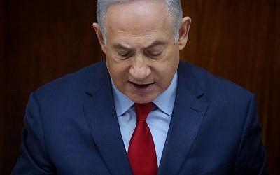Le Premier ministre Benjamin Netanyahu dirige la réunion de cabinet hebdomadaire au bureau du Premier ministre de Jérusalem, le 11 mars 2018 (Crédit : Marc Israel Sellem/Pool)