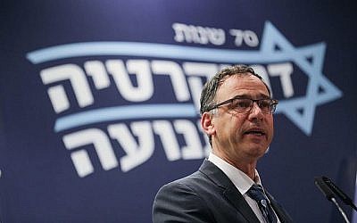 Le procureur Shai Nitzan prend la parole lors d'une conférence à Jérusalem le 11 mars 2018 (Yonatan Sindel/FLASH90)