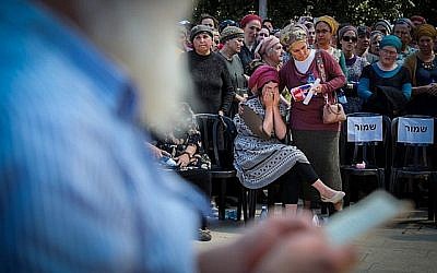 Famille et amis assistent aux funérailles d'Adiel Kolman, 32 ans, père de quatre enfants dans l'implantation de Kochav HaShahar en Cisjordanie le 19 mars 2018 (Hadas Parush/Flash90).