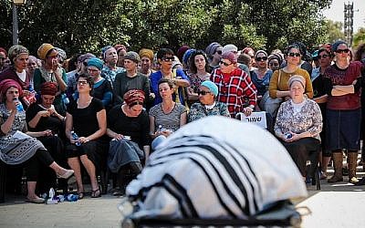 Famille et amis assistent aux funérailles d'Adiel Kolman, 32 ans, père de quatre enfants dans l'implantation de Kochav HaShahar en Cisjordanie le 19 mars 2018 (Hadas Parush/Flash90).