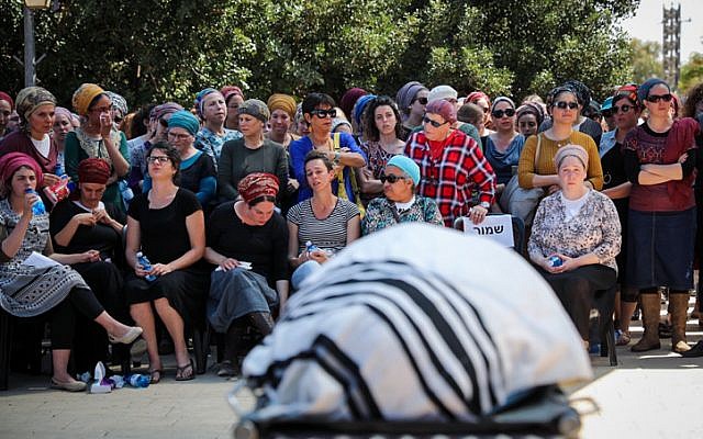 Famille et amis assistent aux funérailles d'Adiel Kolman, 32 ans, père de quatre enfants dans l'implantation de Kochav HaShahar en Cisjordanie le 19 mars 2018 (Hadas Parush/Flash90).