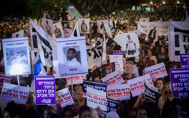 Des demandeurs d'asile africains et des militants protestent contre les projets d'expulsion de migrants sur la place Rabin à Tel Aviv le 24 mars 2018. (Miriam Alster/Flash90) Des demandeurs d'asile africains et des militants protestent contre les projets d'expulsion de migrants sur la place Rabin à Tel Aviv le 24 mars 2018. (Miriam Alster/Flash90)
