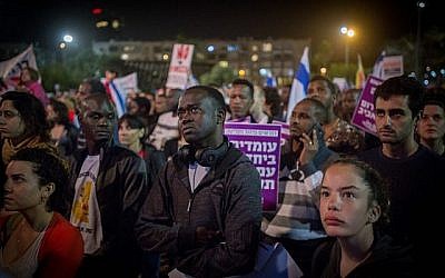 Des demandeurs d'asile africains et des militants protestent contre les projets d'expulsion de migrants sur la place Rabin à Tel Aviv le 24 mars 2018. (Miriam Alster/Flash90)