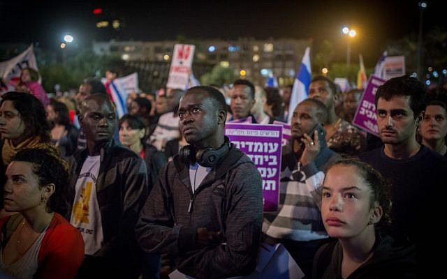 Des demandeurs d'asile africains et des militants protestent contre les projets d'expulsion de migrants sur la place Rabin à Tel Aviv le 24 mars 2018. (Miriam Alster/Flash90) Des demandeurs d'asile africains et des militants protestent contre les projets d'expulsion de migrants sur la place Rabin à Tel Aviv le 24 mars 2018. (Miriam Alster/Flash90)