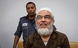 Le chef de la Branche du nord du mouvement islamique en Israël, Sheikh Raed Salah, arrive pour une audience à la cour des magistrats de Haïfa, le 29 mars 2018 (Crédit :  Flash90)
