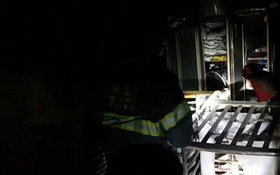 Les pompiers examinent les dégâts dans une chambre d'enfants après un incendie d'appartement à Beer sheva le 25 mars 2018 (Capture d'écran : Ynet news)