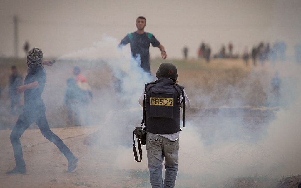 Des jeunes Palestiniens affrontent des soldats israéliens près de la frontière de Gaza (Wafa)