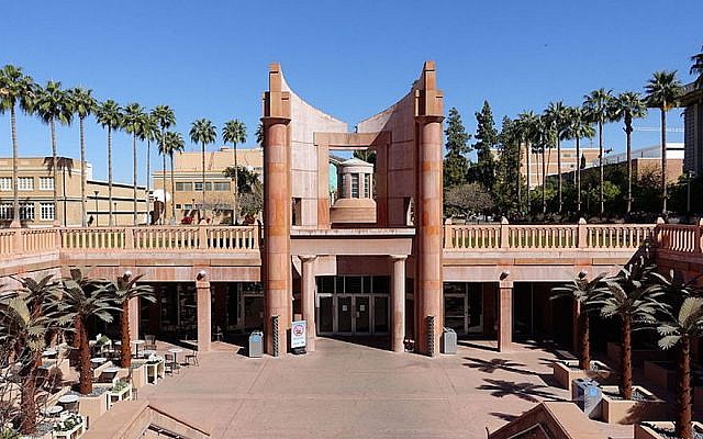 La bibliothèque Hayden à l'université de l'Etat d'Arizona (Crédit :  Wikimedia Commons via JTA)
