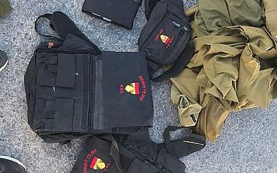 Des uniformes de l'armée israélienne interceptés au passage frontalier de Kerem Shalom alors qu'ils étaient introduits clandestinement dans la bande de Gaza. (Ministère de la Défense)
