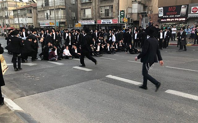 Des manifestants ultra-orthodoxes bloquent une route à Bnei Brak alors qu'ils manifestent contre le projet de l'armée, le 22 mars 2018 (Crédit : Porte-parole de la police) Des manifestants ultra-orthodoxes bloquent une route à Bnei Brak alors qu'ils manifestent contre le projet de l'armée, le 22 mars 2018 (Crédit : Porte-parole de la police)