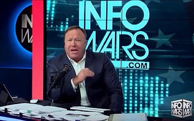 Capture d'écran non-datée de l'animateur d'Infowars,  Alex Jones. (Capture d'écran : Vimeo)