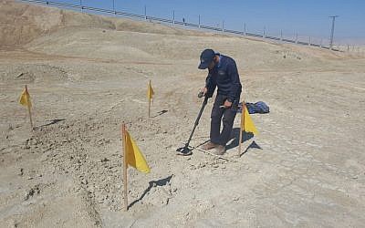 Un sapeur travaillant pour déminer les environs du site du Baptême de Qasr al-Yahud sur le Jourdain, mars 2018. (Ministère de la Défense)