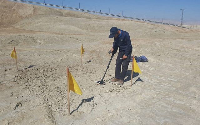 Un sapeur travaillant pour déminer les environs du site du Baptême de Qasr al-Yahud sur le Jourdain, mars 2018. (Ministère de la Défense) Un sapeur travaillant pour déminer les environs du site du Baptême de Qasr al-Yahud sur le Jourdain, mars 2018. (Ministère de la Défense)