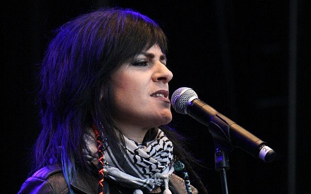 La chanteuse palestinienne Rim Banna se produit à Musikk pour Gaza à Olso, en Norvège, le 3 septembre 2014. (CC BY-SA GGAADD /Wikimedia Commons) La chanteuse palestinienne Rim Banna se produit à Musikk pour Gaza à Olso, en Norvège, le 3 septembre 2014. (CC BY-SA GGAADD /Wikimedia Commons)