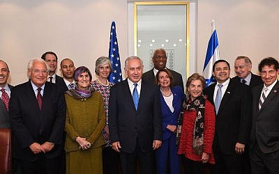 Le Premier ministre Benjamin Netanyahu (au centre) pose avec une délégation du Congrès dirigée par la leader démocrate de la Chambre des représentants Nancy Pelosi, le 26 mars 2018 (Crédit : Kobi Gideon / GPO)
