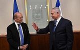 Le Premier ministre Benjamin Netanyahu (à droite) rencontre le ministre français des Affaires étrangères Jean-Yves Le Drian le 26 mars 2018. (Crédit : Kobi Gideon/GPO)