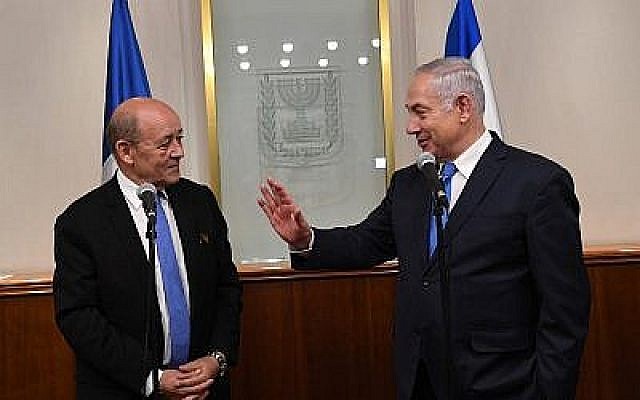 Le Premier ministre Benjamin Netanyahu (à droite) rencontre le ministre français des Affaires étrangères Jean-Yves Le Drian le 26 mars 2018. (Crédit : Kobi Gideon/GPO)