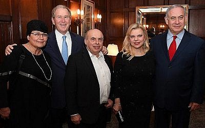 De gauche à droite : Avital Sharansky, le président George W. Bush, Natan Sharanky, Sara et Benjamin Netanyahu, à New York, le 7 mars 2018 (GPO/Haim Zach)