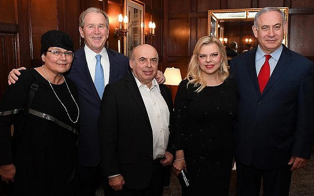 De gauche à droite : Avital Sharansky, le président George W. Bush, Natan Sharanky, Sara et Benjamin Netanyahu, à New York, le 7 mars 2018 (GPO/Haim Zach) De gauche à droite : Avital Sharansky, le président George W. Bush, Natan Sharanky, Sara et Benjamin Netanyahu, à New York, le 7 mars 2018 (GPO/Haim Zach)