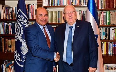 Le président Reuven Rivlin, à gauche, et le chef de la BERD,  Sir Suma Chakrabarti, à la résidence du Premier ministre, le 12 mars 2018 (Crédit : Amos Ben Gershom/GPO)