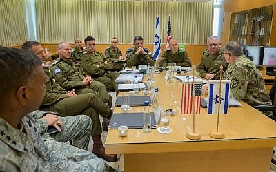 De hauts-responsables militaires israéliens et américains se rencontrent au siège de l'armée israélienne à Tel Aviv durant l'exercice de défense antimissile conjoint Juniper Cobra, le 11 mars 2018 (Crédit : Armée israélienne)