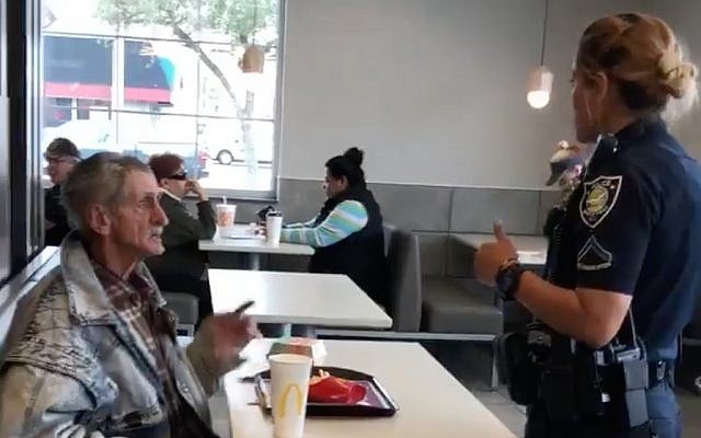 Vidéo d'un policier qui explique à un sans-abri, à qui Yossi Galon a payé de la nourriture, qu'il doit quitter le McDonald's à Myrtle Beach, en Caroline du Sud. (Capture d'écran : Facebook) Vidéo d'un policier qui explique à un sans-abri, à qui Yossi Galon a payé de la nourriture, qu'il doit quitter le McDonald's à Myrtle Beach, en Caroline du Sud. (Capture d'écran : Facebook)