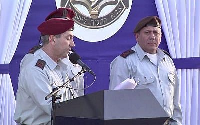 Le chef sortant du Commandement central Roni Numa (G) prend la parole lors de sa cérémonie d'échange de commandement à Jérusalem-Est le 7 mars 2018 en présence de Gadi Eizenkot, chef d'état-major de Tsahal. (Capture d'écran/Ynet)