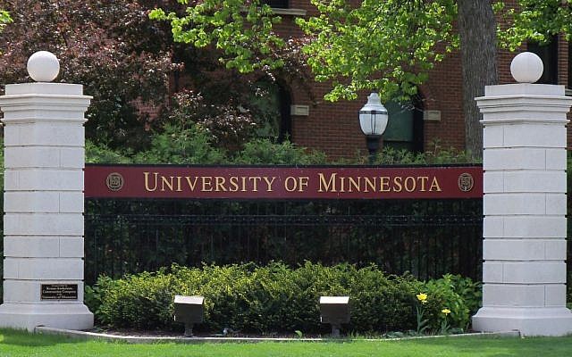 L'entrée nord-ouest de l'Université du Minnesota (Crédit : CC BY-SA Alexius Horace, Wikimedia Commons) L'entrée nord-ouest de l'Université du Minnesota (Crédit : CC BY-SA Alexius Horace, Wikimedia Commons)
