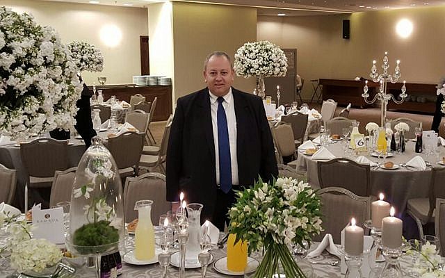 Hussein Jabar, un hôtelier d'Abu Ghosh qui achète légalement tous les produits hametz d'Israël chaque année pendant Pessah. (Autorisation) Hussein Jabar, un hôtelier d'Abu Ghosh qui achète légalement tous les produits hametz d'Israël chaque année pendant Pessah. (Autorisation)
