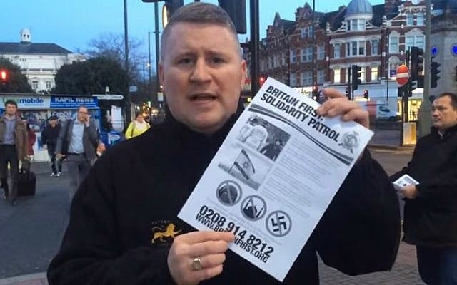 Le leader de Britain First, Paul Golding, distribuant des tracts sur une « patrouille de solidarité » dans un quartier juif de Londres, en janvier 2015 (Crédit : Capture d'écran YouTube)