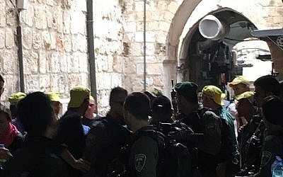 Les forces de sécurité sur les lieux de l'attaque à l'arme blanche dans la vieille ville de Jérusalem le 18 mars 2018. (Ir Amim)