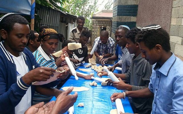 Des Juifs éthiopiens fabriquent des matzahs à la main dans la synagogue de Gondar, en Éthiopie, le 21 mars 2018. (Autorisation) Des Juifs éthiopiens fabriquent des matzahs à la main dans la synagogue de Gondar, en Éthiopie, le 21 mars 2018. (Autorisation)