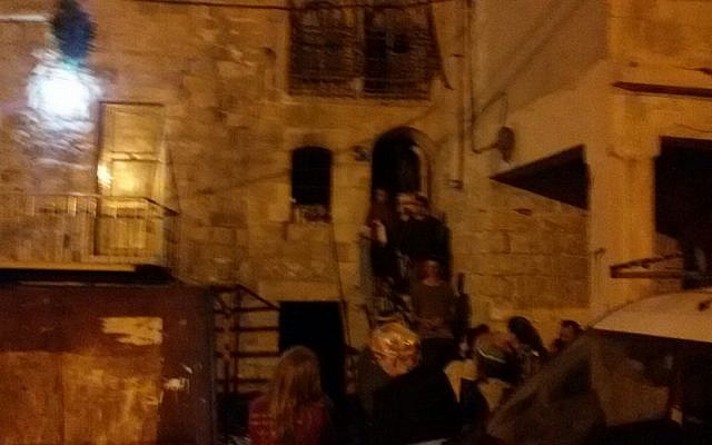 Les résidents d'implantations pénètrent dans les maisons contestées Rachel et Leah à Hébron le 26 mars 2018. (Autorisation de l'organisation Harhivi) Les résidents d'implantations pénètrent dans les maisons contestées Rachel et Leah à Hébron le 26 mars 2018. (Autorisation de l'organisation Harhivi)