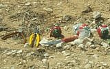 Des grenades, des couteaux et des outils trouvés en possession de trois suspects palestiniens qui ont traversé la frontière avec Israël depuis la bande de Gaza et qui ont été attrapés aux abords de la base militaire de Tzeelim dans le sud d'Israël, le 27 mars 2018 (Crédit : Police israélienne)