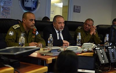 Le ministre de la Défense, Avigdor LIberman, visite un exercice national de préparation aux situations d'urgence, en compagnie du chef d'état-major, Gadi Eizenkot, et du chef du Commandement de la Défense passive, le major général Tamir Yadai, en mars 2018 (Crédit : Forces de défense israéliennes)
