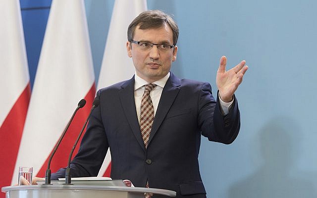 Le ministre de la Justice polonais Zbigniew Ziobro lors d'une conférence de presse, le 3 mars 2016. (Crédit : domaine public) Le ministre de la Justice polonais Zbigniew Ziobro lors d'une conférence de presse, le 3 mars 2016. (Crédit : domaine public)