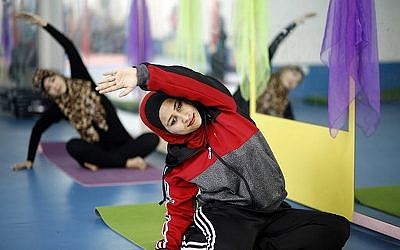 Des femmes palestiniennes participent à un cours de yoga au premier centre de yoga pour femmes de la ville de Gaza, le 28 mars 2018 (AFP / Mohammed Abed)