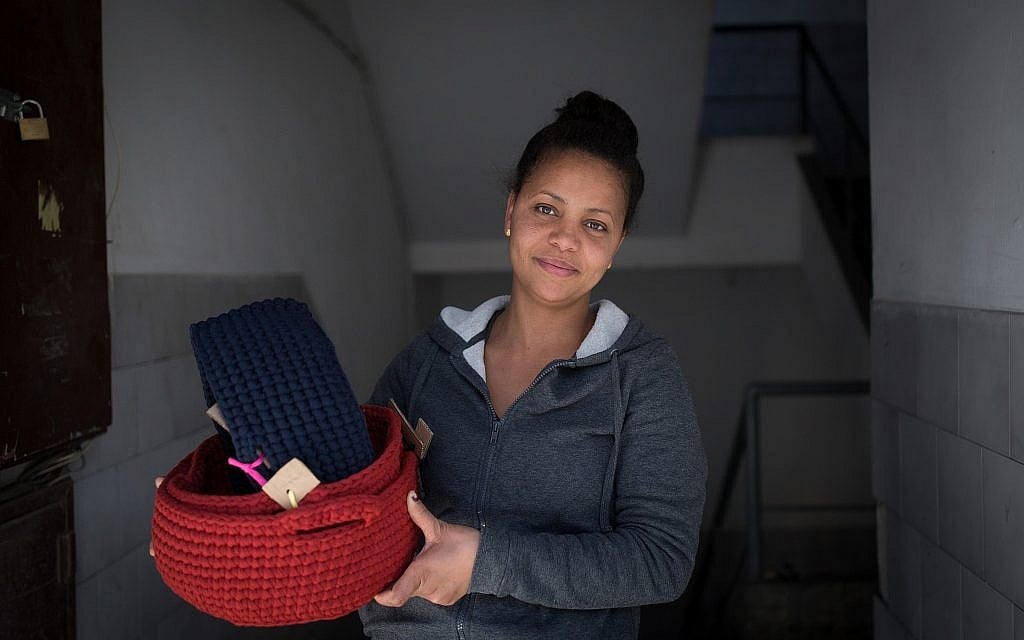 Abrehet, une demandeuse d'asile qui travaille avec l'organisation  Kucinate - Collectif des réfugiées africaines à Tel Aviv, le 14 février 2018 (Crédit : Miriam Alster/Flash90)