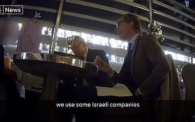 Les cadres de Cambridge Analytica ont été filmés en caméra cachée se vantant d'utiliser des espions britanniques et israéliens. (Capture d'écran : Channel 4)