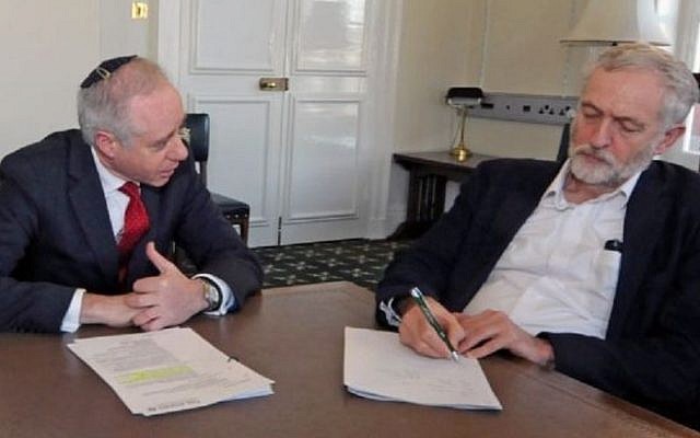 Le président du parti travailliste britannique, Jeremy Corbyn (à droite), avec le président du Board of Deputies of British Jews, Jonathan Arkush (au centre) et sa directrice Gillian Merron (à gauche), le 9 février 2016. (Autorisation) Le président du parti travailliste britannique, Jeremy Corbyn (à droite), avec le président du Board of Deputies of British Jews, Jonathan Arkush (au centre) et sa directrice Gillian Merron (à gauche), le 9 février 2016. (Autorisation)