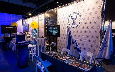 Le stand du Mossad à Cybertech 2017 (autorisation: Gilad Kavalerchik)
