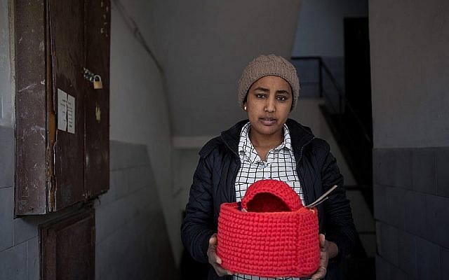Eden, une demandeuse d'asile qui travaille avec l'organisation  Kucinate - Collectif des réfugiées africaines à Tel Aviv, le 14 février 2018 (Crédit : Miriam Alster/Flash90)
