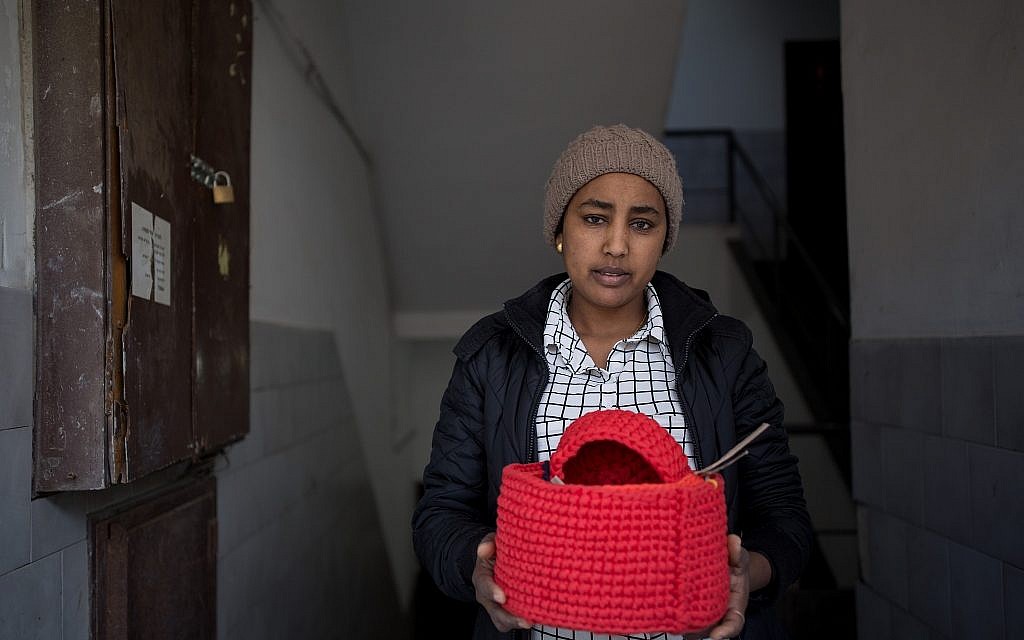 Eden, une demandeuse d'asile qui travaille avec l'organisation  Kucinate - Collectif des réfugiées africaines à Tel Aviv, le 14 février 2018 (Crédit : Miriam Alster/Flash90)