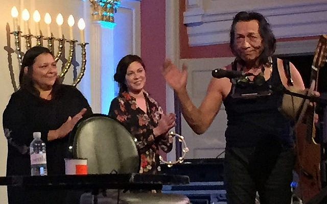 Sixto Rodriguez (à droite) en concert à la synagogue “sixth&i”, Washington, DC, le 3 mars 2018 (Times of Israel)