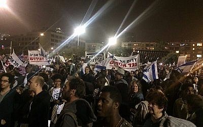 Manifestants contre l'expulsion prévue des demandeurs d'asile africains à Tel Aviv, 24 mars 2018 (Luke Tress)