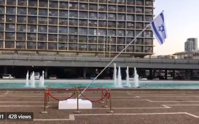 Un drapeau israélien incliné a été installé sur la place Rabin à Tel Aviv, le 5 mars 2018 (Capture d'écran / Twitter) Un drapeau israélien incliné a été installé sur la place Rabin à Tel Aviv, le 5 mars 2018 (Capture d'écran / Twitter)