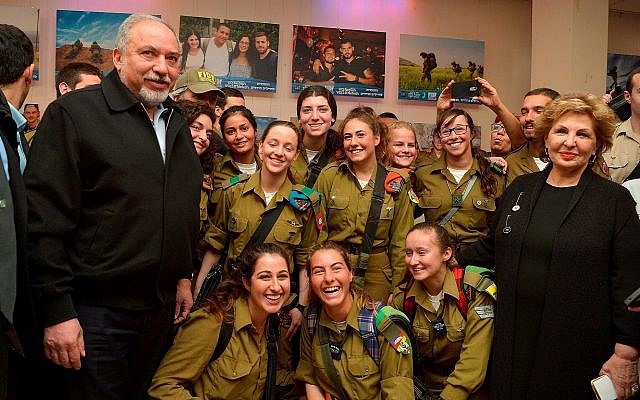 Le ministre de la Défense Avigdor Liberman et la ministre de l'Immigration Sofa Landver posent pour une photo avec des soldats seuls lors d'un événement à Tel Aviv, le 25 janvier 2018 (Flash90) Le ministre de la Défense Avigdor Liberman et la ministre de l'Immigration Sofa Landver posent pour une photo avec des soldats seuls lors d'un événement à Tel Aviv, le 25 janvier 2018 (Flash90)