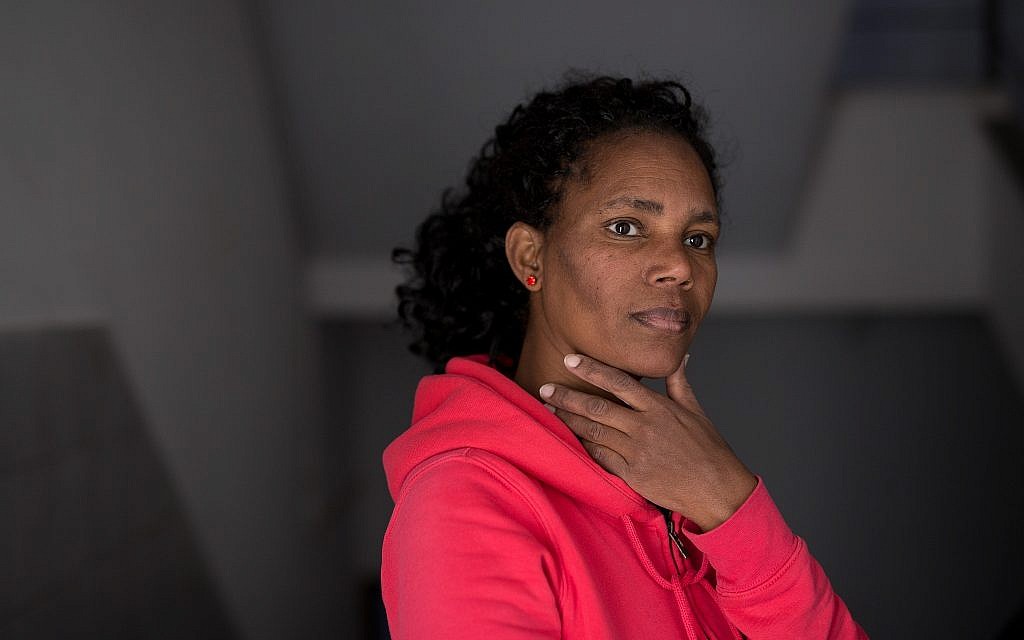 Hewan, une demandeuse d'asile qui travaille avec l'organisation  Kucinate - Collectif des réfugiées africaines à Tel Aviv, le 14 février 2018 (Crédit : Miriam Alster/Flash90)