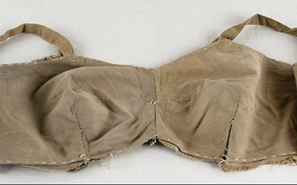 Le soutien-gorge que la survivante Lina Beresin s'est fabriqué dans le camp de Stutthof. L'histoire de Beresin est présentée dans l'exposition "Spots of Light". (Yad Vashem)